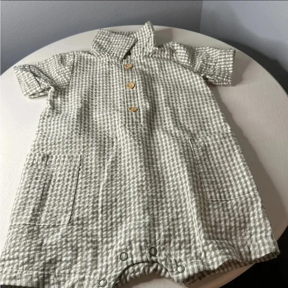Liam & James Bodysuit Size 6-9m With Hat - Picture 3 of 8